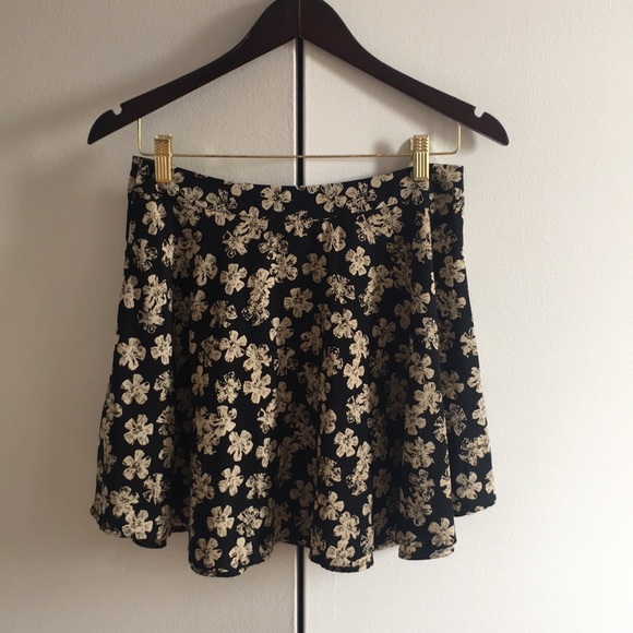 Adorable black floral skirt - Picture 1 of 6